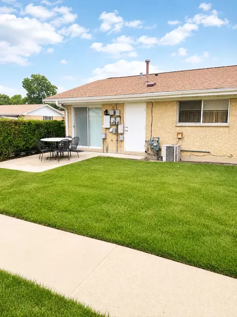 813 Valley Stream Dr #D, Wheeling, IL 60090 photo 2