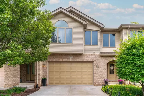 695 E Nerge Rd, Roselle, IL 60172