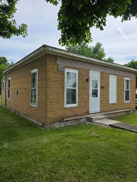 214 W 3rd St, Brocton, IL 61917