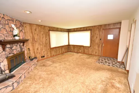 Living - 17029 Lorenz Ave, Lansing, IL 60438 photo 2 of 4