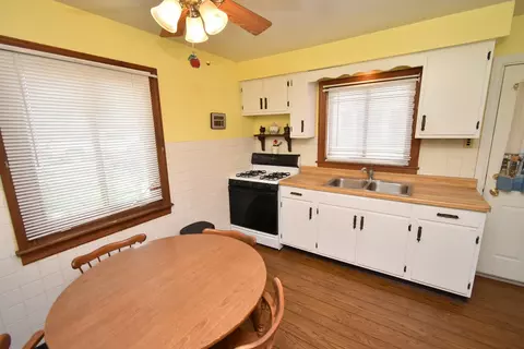 Kitchen - 17029 Lorenz Ave, Lansing, IL 60438 photo 2 of 3