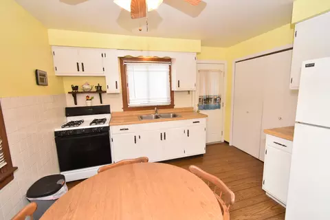 Kitchen - 17029 Lorenz Ave, Lansing, IL 60438 photo 1 of 3