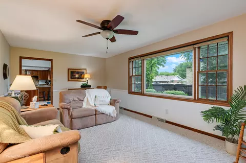 Living - 325 Twilight Dr, Morris, IL 60450 photo 2 of 3