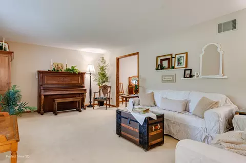 Living - 325 Twilight Dr, Morris, IL 60450 photo 3 of 3