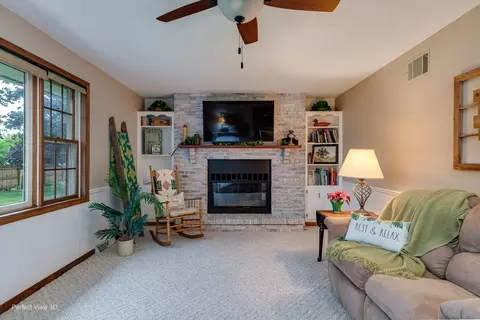 Living - 325 Twilight Dr, Morris, IL 60450 photo 1 of 3