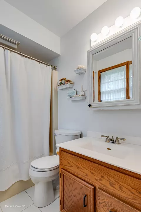 Bath - 325 Twilight Dr, Morris, IL 60450 photo 2 of 4