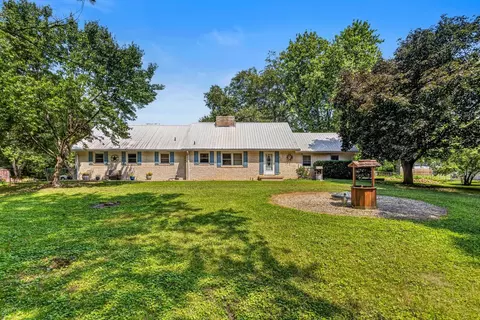 1516 W North Shore Dr, Mahomet, IL 61853