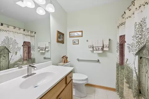 Bath - 1479 Mackenzie Ln, Elgin, IL 60120 photo 2 of 3