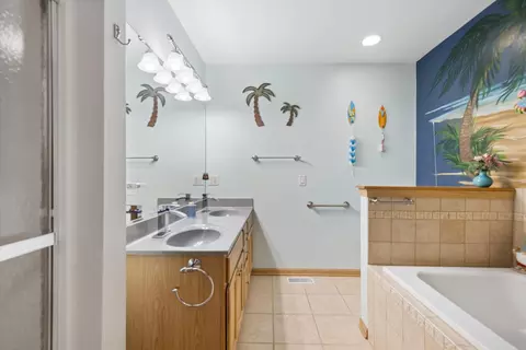 Bath - 1479 Mackenzie Ln, Elgin, IL 60120 photo 1 of 3
