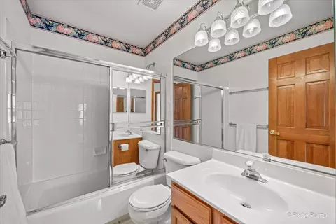 Bath - 476 Topaz Ln, Bartlett, IL 60103 photo 3 of 4