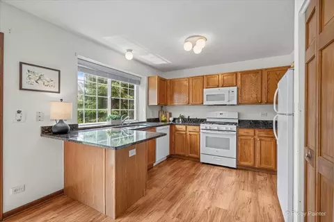 Kitchen - 476 Topaz Ln, Bartlett, IL 60103 photo 2 of 2
