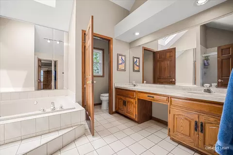Bath - 1 N211 Coventry Dr, Carol Stream, IL 60188 photo 3 of 4