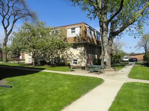 9907 W 58th St #1, Countryside, IL 60525