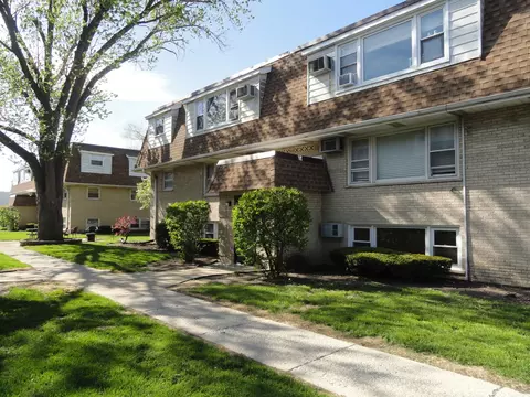9907 W 58th St #1, Countryside, IL 60525