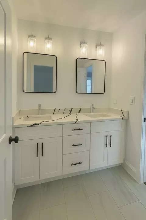 Bath - 738 E 155th St, Phoenix, IL 60426 photo 5 of 7