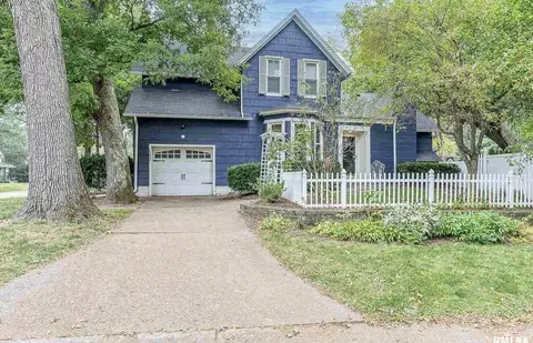 3232 Park 16th St, Moline, IL 61265