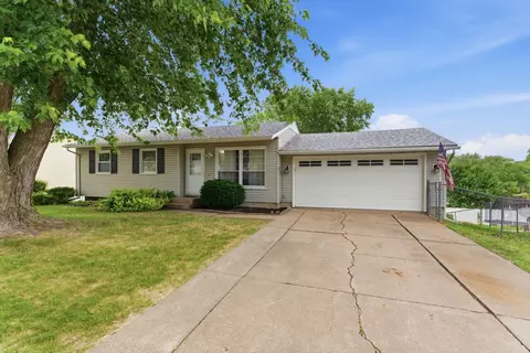3108 Maplecrest Rd, Bettendorf, IA 52722