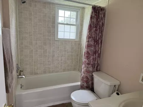Bath - 78 Academy St, Eldorado, IL 62930 photo 1 of 1