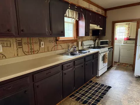 Kitchen - 78 Academy St, Eldorado, IL 62930 photo 2 of 3