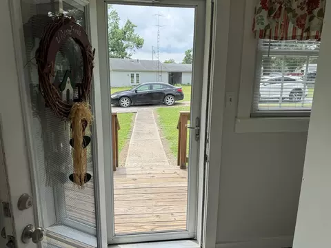 Entry Way - 78 Academy St, Eldorado, IL 62930 photo 1 of 1