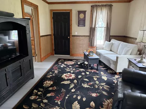 Living - 78 Academy St, Eldorado, IL 62930 photo 1 of 1