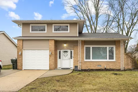 1811 Azalea Ln, Mount Prospect, IL 60056