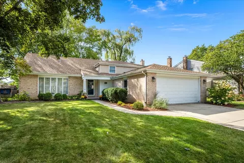 1145 Weeping Willow Ln, Libertyville, IL 60048