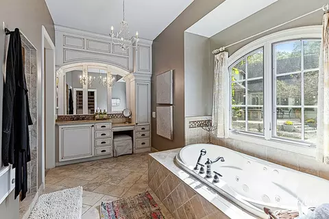 Bath - 2664 Waldron Ave, Kankakee, IL 60901 photo 1 of 3
