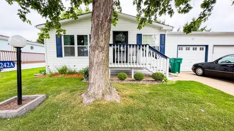 242 Meadowlark Ln #A, Sandwich, IL 60548