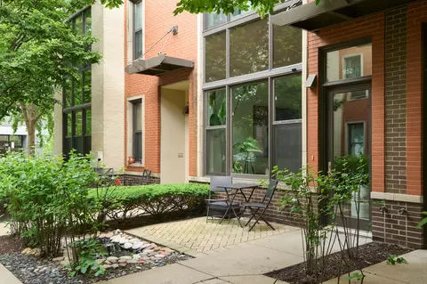 952 N Crosby St, Chicago, IL 60610