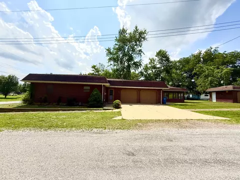 Exterior - 201 Helen St, Christopher, IL 62822 photo 7 of 8