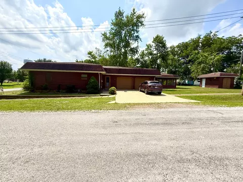 Exterior - 201 Helen St, Christopher, IL 62822 photo 6 of 8
