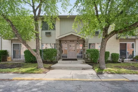 8932 Steven Dr #2C, Des Plaines, IL 60016