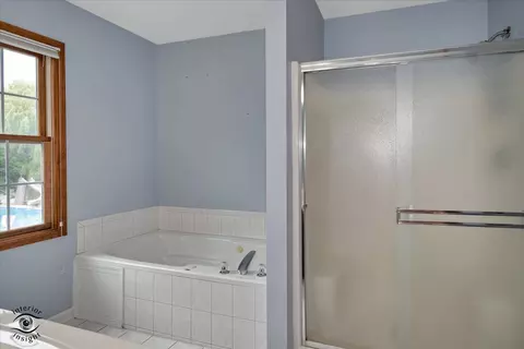 Bath - 2016 Saint Andrews Dr, Plainfield, IL 60586 photo 2 of 4
