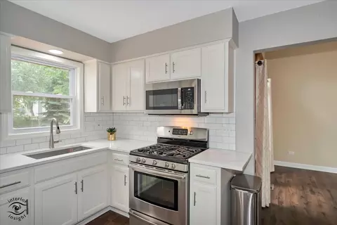 Kitchen - 2016 Saint Andrews Dr, Plainfield, IL 60586 photo 2 of 4