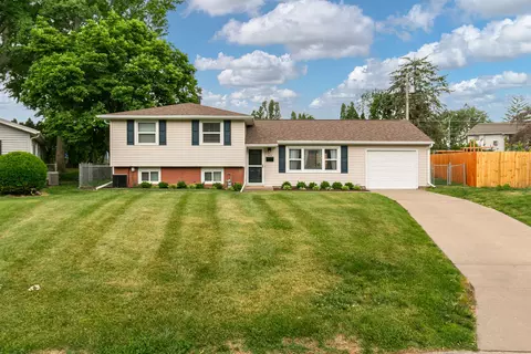 1422 Lakewood Dr, Bettendorf, IA 52722