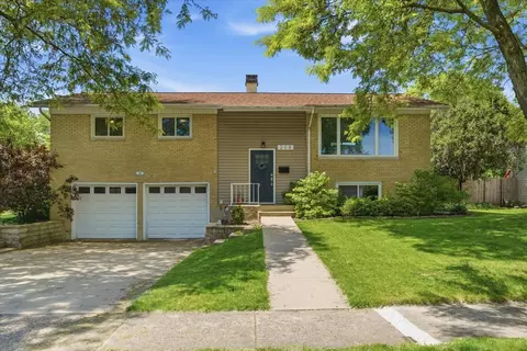208 N Flake Dr, Palatine, IL 60074