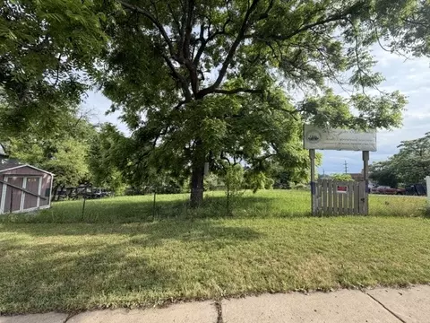 415 Russell St, Elgin, IL 60120