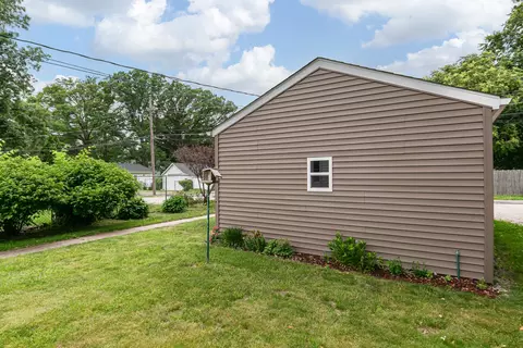 Exterior - 256 7th St, Silvis, IL 61282 photo 6 of 8