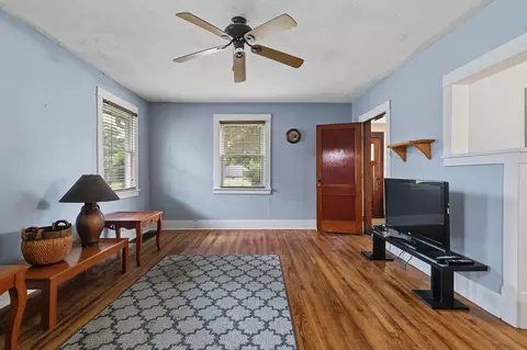 Living - 256 7th St, Silvis, IL 61282 photo 1 of 2