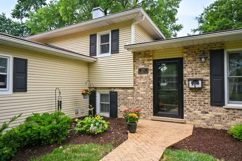 1970 Nottingham Ln, Wheaton, IL 60189 photo 2