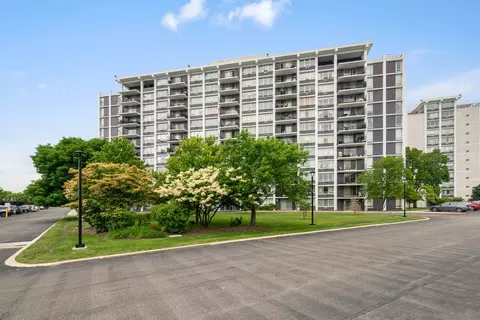 8809 Golf Rd #8A, Niles, IL 60714