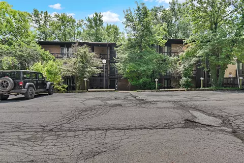 5503 Lakeside Dr #1C, Lisle, IL 60532