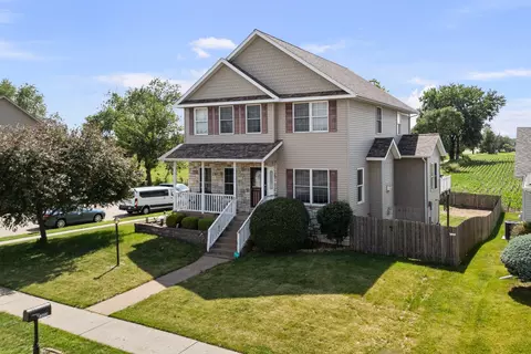 1302 Eagles Crest Dr, Davenport, IA 52804