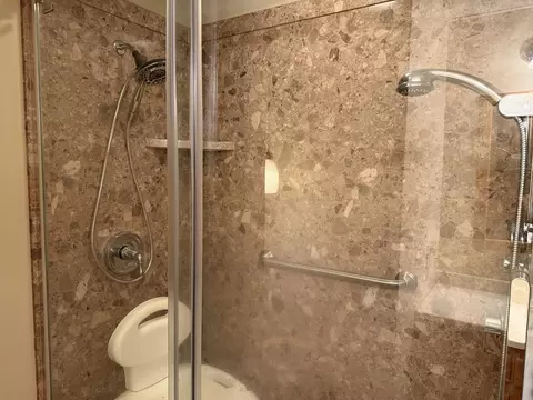 Bath - 708 E Glover St, Ottawa, IL 61350 photo 3 of 3
