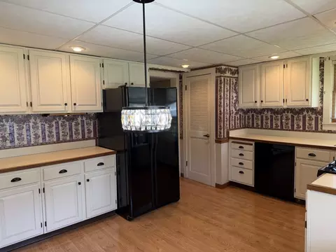 Kitchen - 708 E Glover St, Ottawa, IL 61350 photo 5 of 6