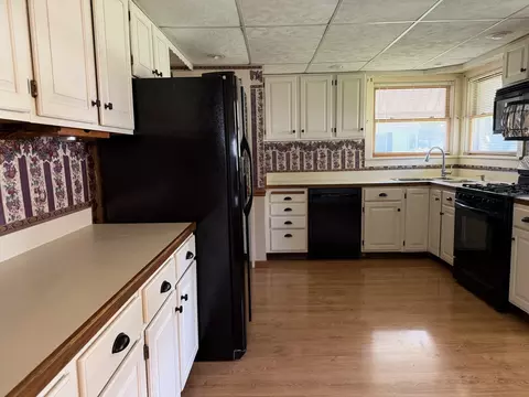 Kitchen - 708 E Glover St, Ottawa, IL 61350 photo 1 of 6