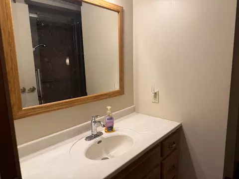 Bath - 708 E Glover St, Ottawa, IL 61350 photo 2 of 3