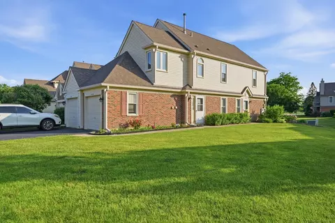 304 University Ln #A, Elk Grove Village, IL 60007