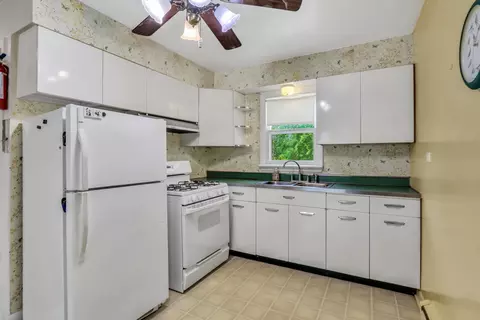 Kitchen - 2 Eva Ter, Lake Bluff, IL 60044 photo 2 of 3